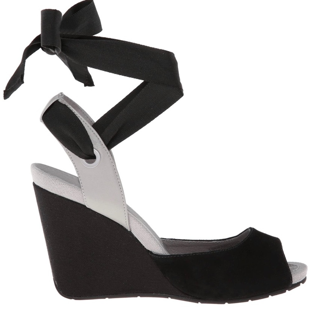 Tsubo Caviar Novelle Wedges Black